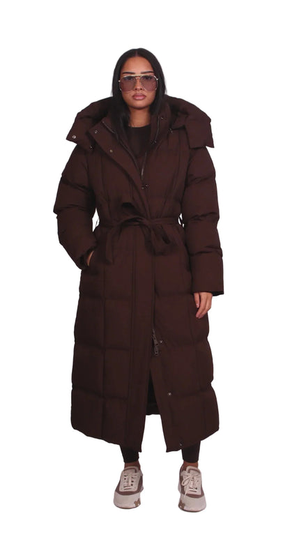 CARMEN – LANG VINTERJAKKE MED BÆLTE OG PUFFER-DESIGN