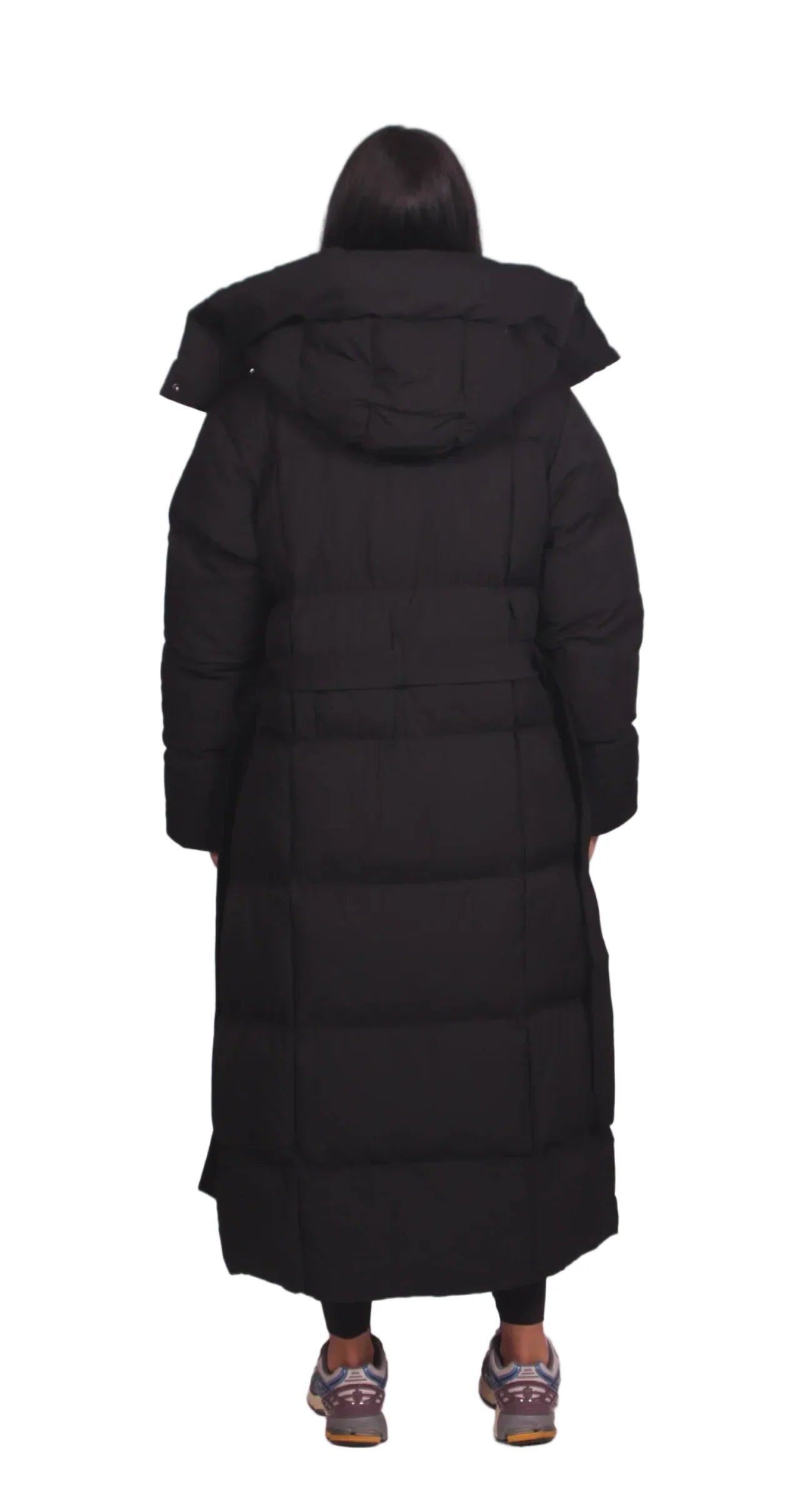 CARMEN – LANG VINTERJAKKE MED BÆLTE OG PUFFER-DESIGN